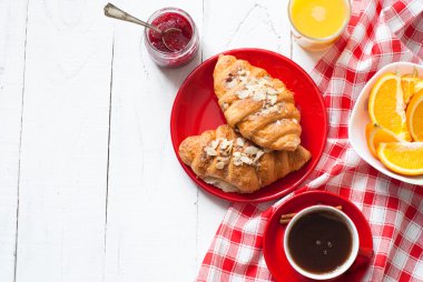 Kahve ve kruvasanla kahvaltı..