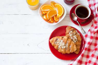 Kahve ve kruvasanla kahvaltı..