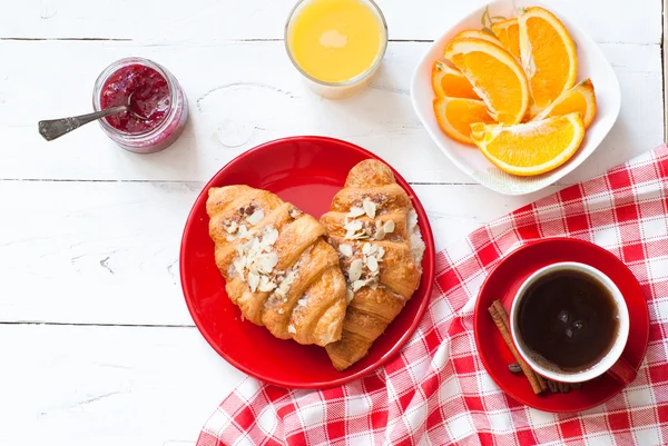 Colazione con caffè e croissant. — Foto Stock