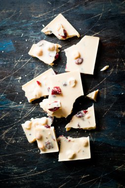 Fındık ve cranberries ile beyaz çikolata