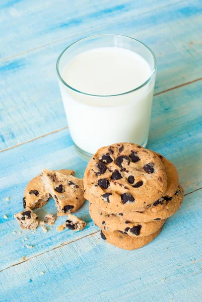 Galletas y un vaso de leche —  Fotos de Stock