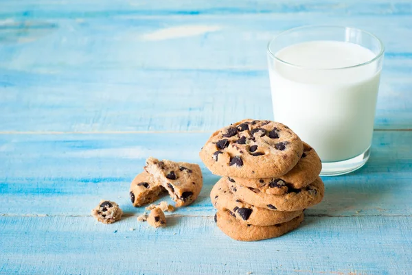 Pliki cookie i szklankę mleka — Zdjęcie stockowe