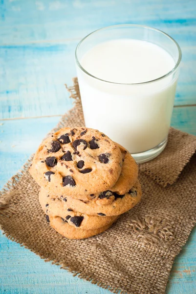Biscotti e un bicchiere di latte — Foto Stock