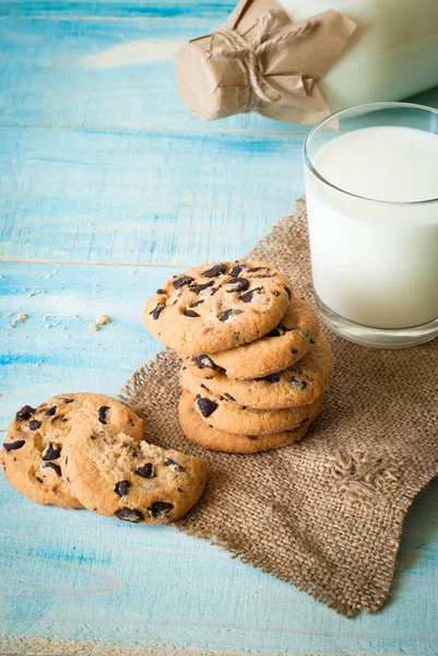 Galletas y un vaso de leche —  Fotos de Stock