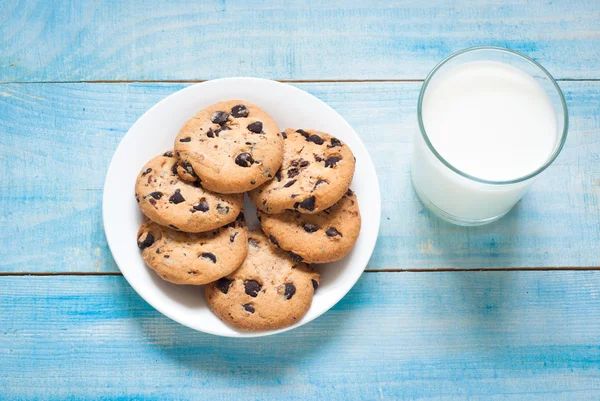 Galletas y un vaso de leche —  Fotos de Stock