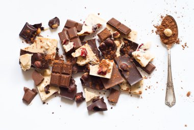 çikolatanın farklı çeşitleri.