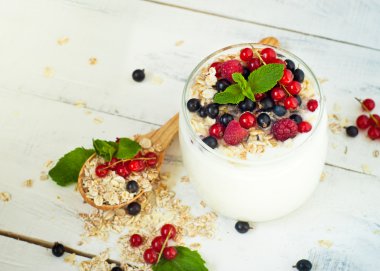 yoğurt böğürtlen ve yulaf gevreği ile