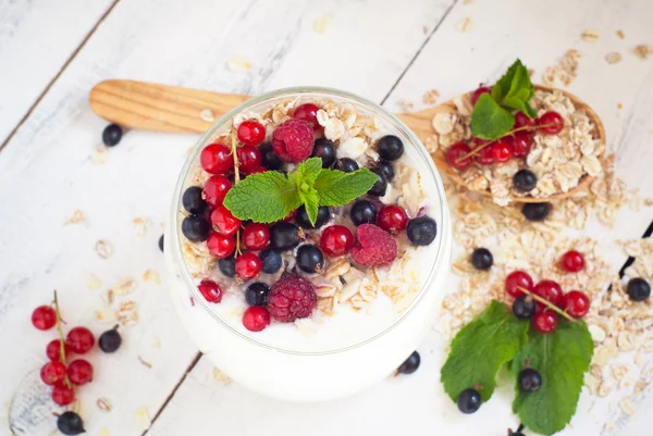 Yoghurt med bär och havre flingor — Stockfoto