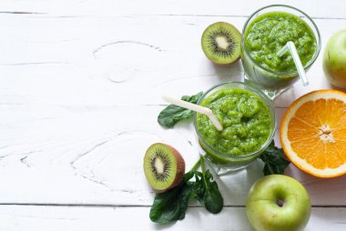 Taze yeşil smoothie 