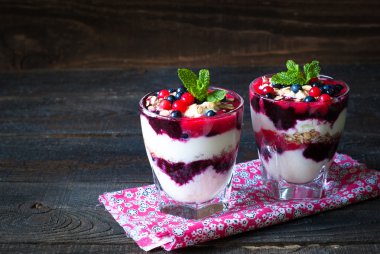 Tatlı yoğurt, reçel ve çilek ile