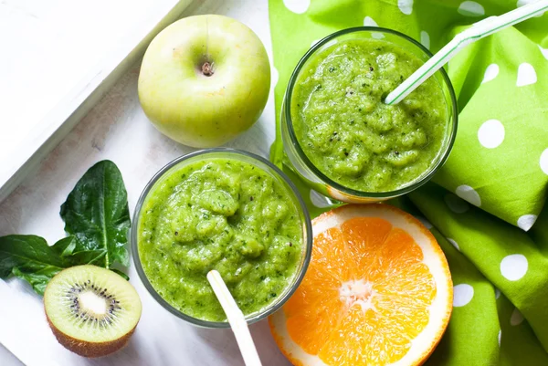 Frischer grüner Smoothie — Stockfoto