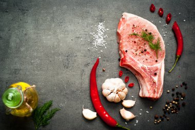 Çiğ domuz eti ve malzemeler