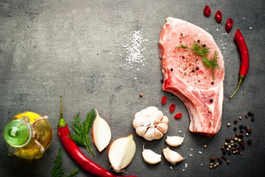 Çiğ domuz eti ve malzemeler