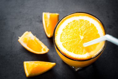 Taze portakal suyu ve portakal suyu.