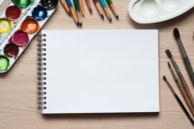 bir masa üzerine çizim araçları