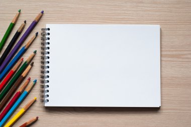 bir masa üzerine çizim araçları