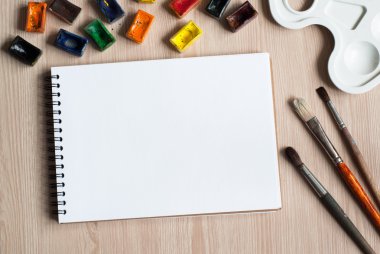 bir masa üzerine çizim araçları