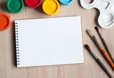 bir masa üzerine çizim araçları