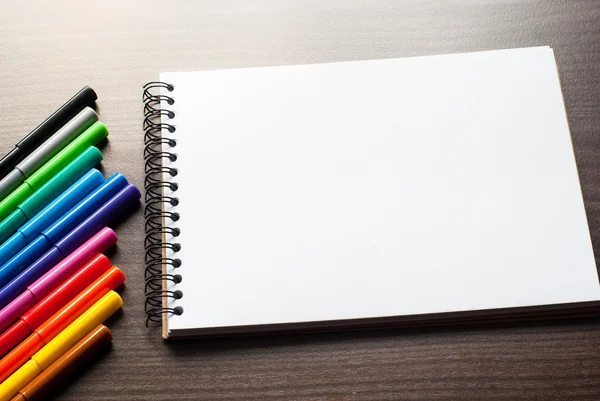 A set of markers and sketch pad — Stock Photo, Image