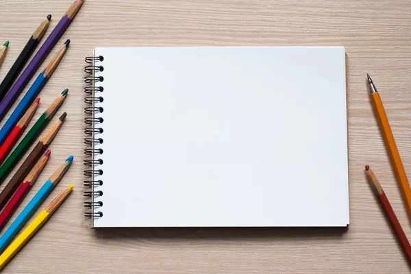 Hulpmiddelen voor tekenen op een bureau — Stockfoto