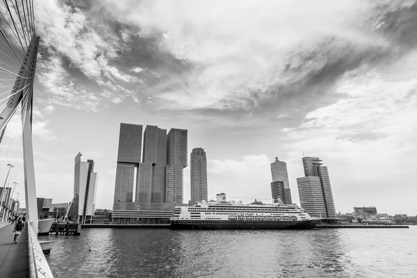 Cityscape de Roterdão com navio de cruzeiro — Fotografia de Stock