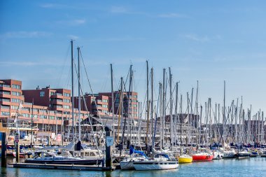 Yelkenli tekne üzerinde mavi bir gökyüzü ile küçük liman 