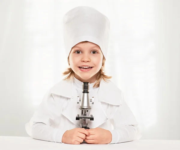 Урок мальчика в микроскопе — стоковое фото