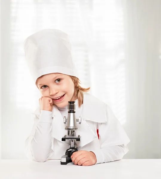 Mikroskop pojke lektion — Stockfoto