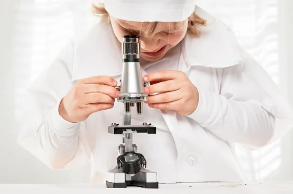 Урок мальчика в микроскопе — стоковое фото