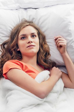 yatakta gülümseyen kadın