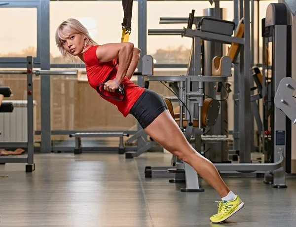 TRX mulher formação — Fotografia de Stock