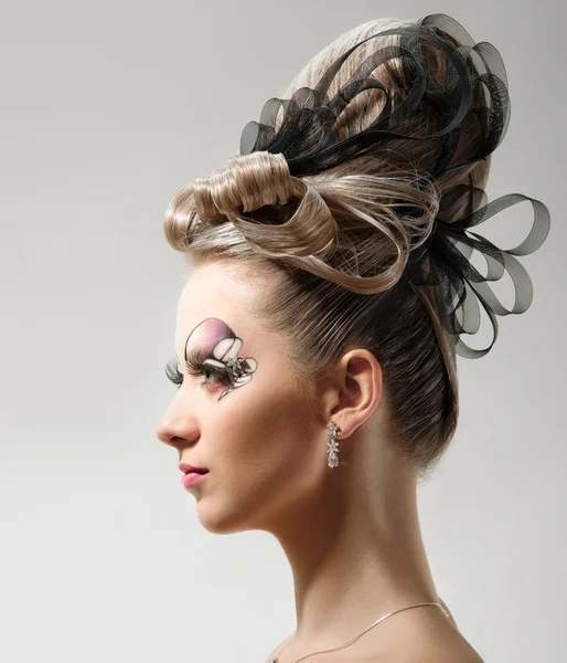 Fashion hairstyle and make-up — Stock Photo, Image
