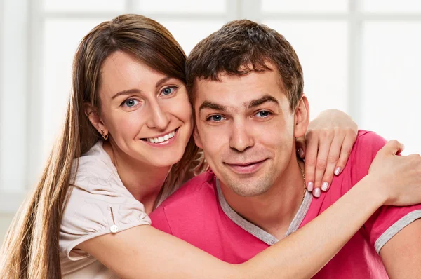 Paar lächelnd im Bett liegend — Stockfoto