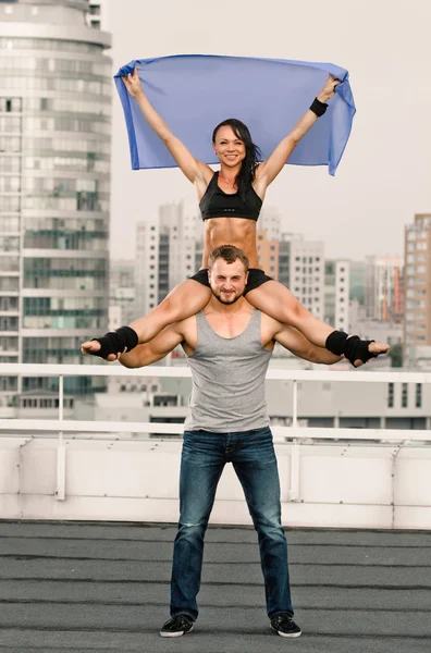 Yoga par med flagga — Stockfoto