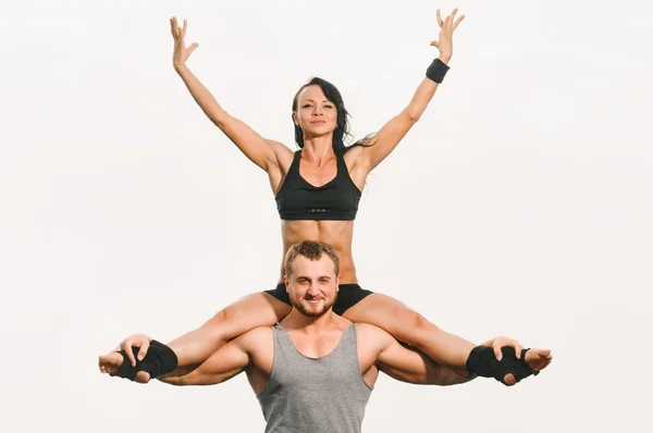Couple de yoga posant — Photo