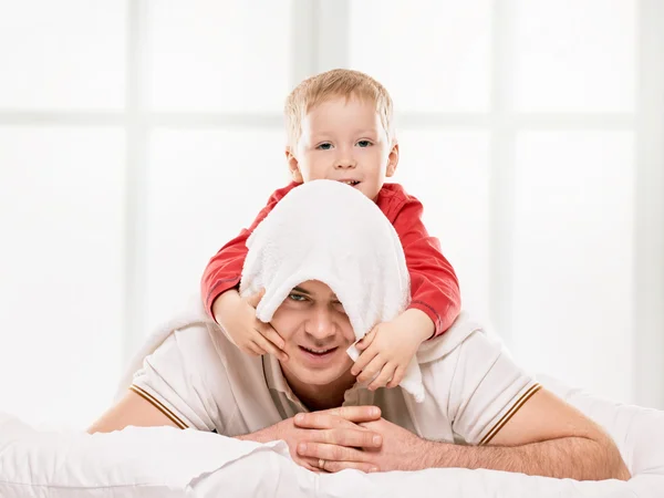 Vader en zoon spelen — Stockfoto