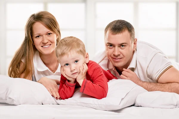Lycka familjen inomhus — Stockfoto