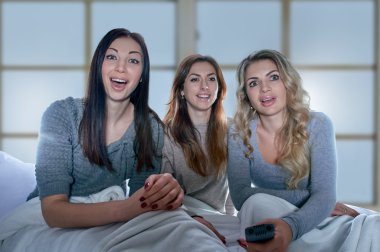 TV izlerken arkadaşlar