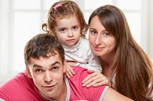 Lycka familjen inomhus — Stockfoto