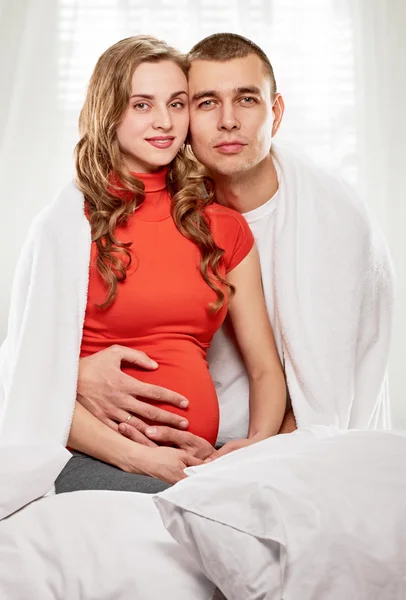 Glückliches schwangeres Paar — Stockfoto