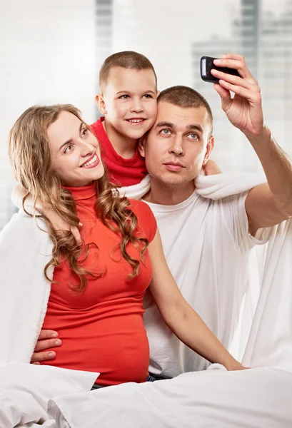 Selfie porträtt familjen inomhus — Stockfoto