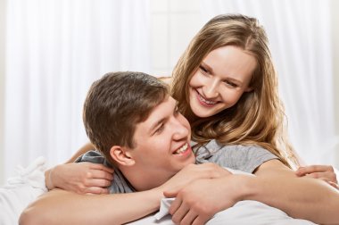 Çift yatak gülümseyen yalan