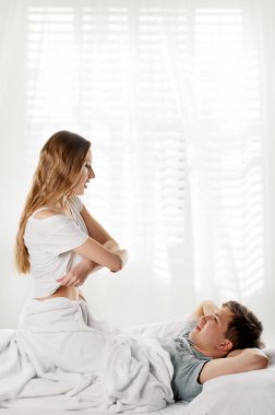 Genç çift yatakta.