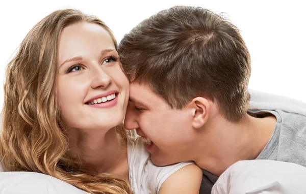 Paar lächelnd im Bett liegend — Stockfoto