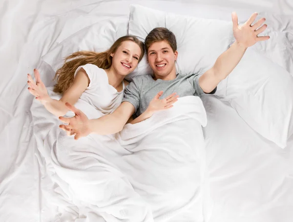 Couple couché au lit — Photo