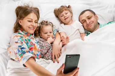 kendilerini aile alarak resim