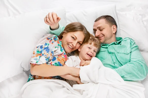 Mère heureuse et le père avec fille mignonne — Photo