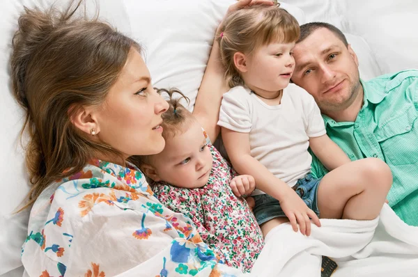 Gelukkig moeder en de vader met schattige dochters — Stockfoto