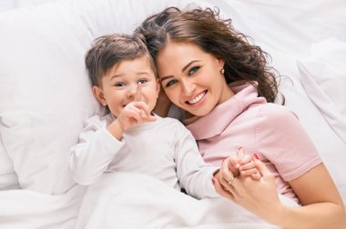 Anne oğlu ile yatağa oynarken