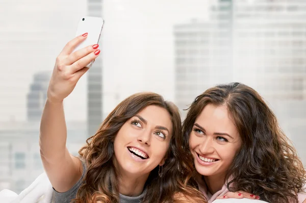 Chicas sonrientes haciendo selfie en casa — Foto de Stock